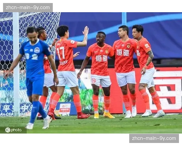 吉鲁点射破门后与队友激情庆祝,老将风采依旧 吉鲁点射破门后与队友激情庆祝,老将风采依旧