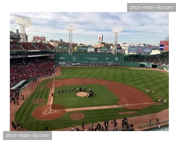 红袜队芬威球场翻新后迎首战，绿色怪物墙内新增球迷互动区