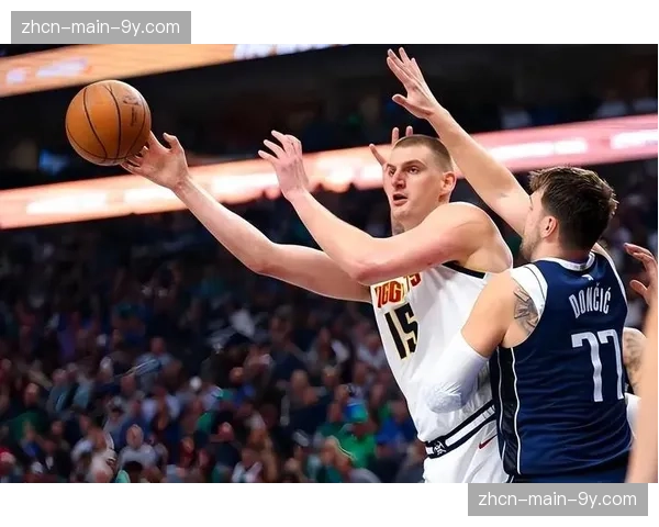 镜头背后：掘金队录像分析师专注研究独行侠关键时刻的ATO战术。